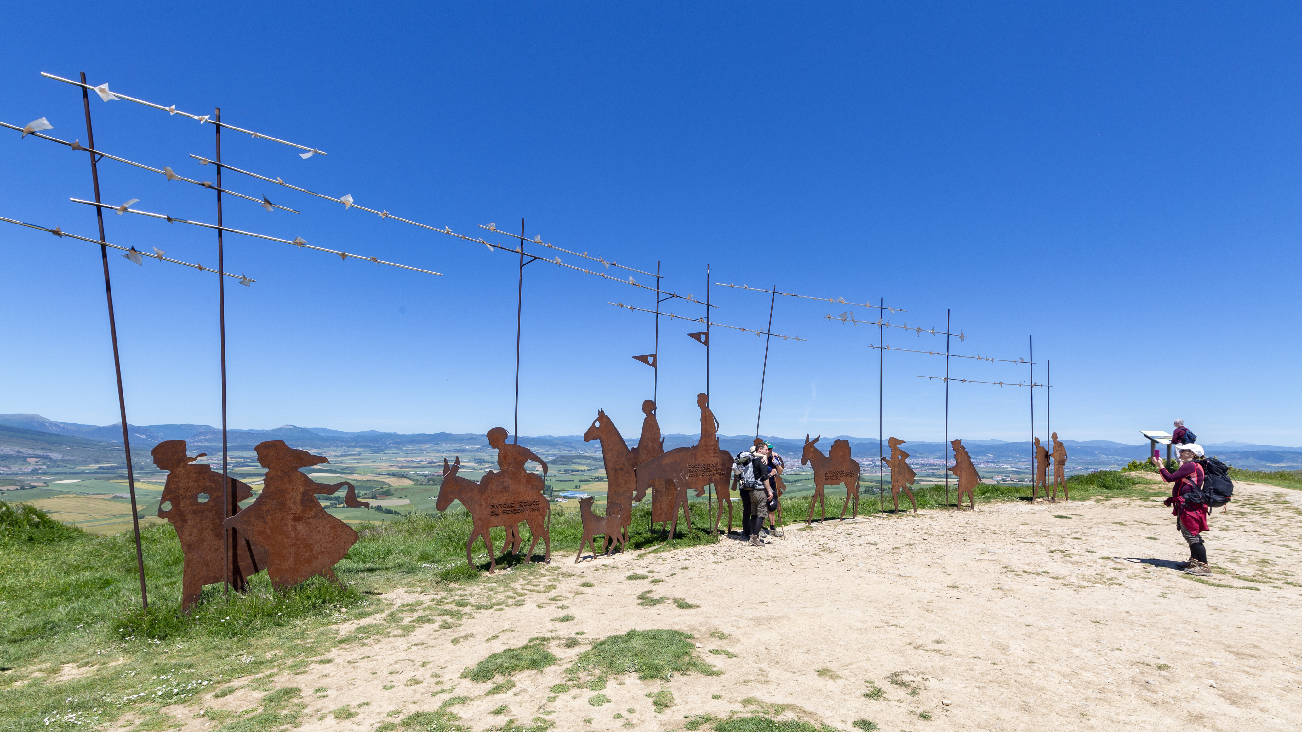 Monumento al Camino en el alto de El Perdón